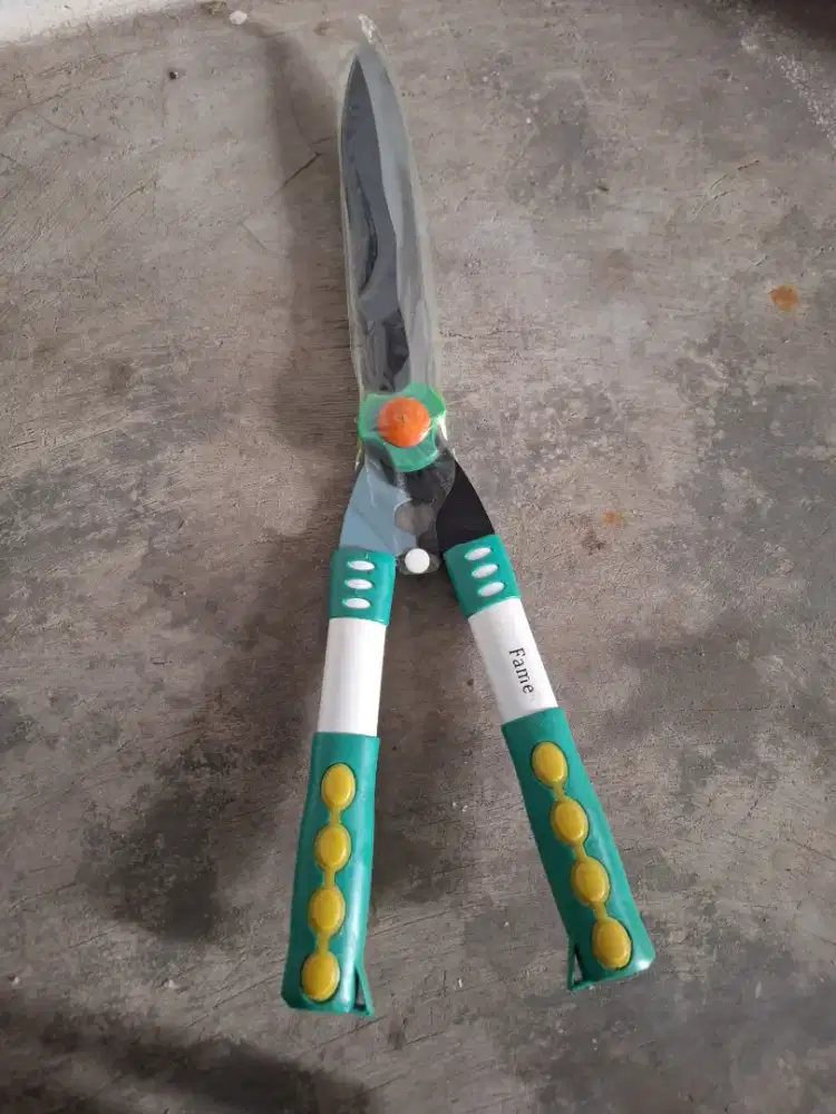 Gunting tanaman ( gunting ranting / gunting rumput (