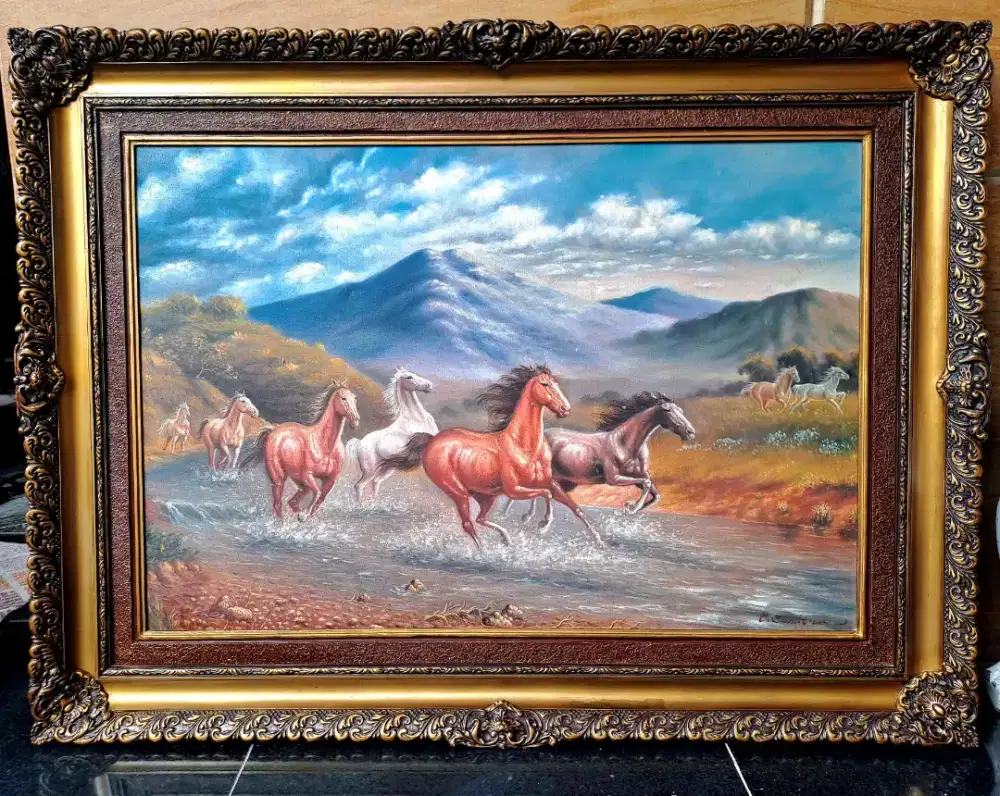 Lukisan Kuda Berlari - Pemandangan Alam dengan Bingkai Ukir Mewah