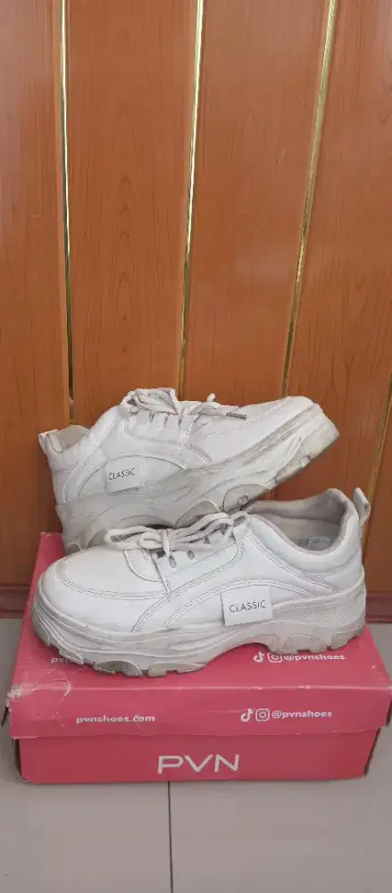 Prelove Sepatu Sneaker Wanita