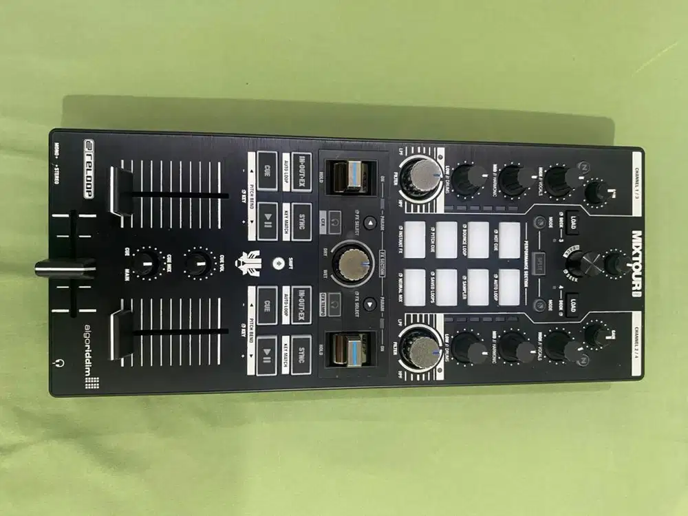 Reloop Mixtour Pro dj Controller