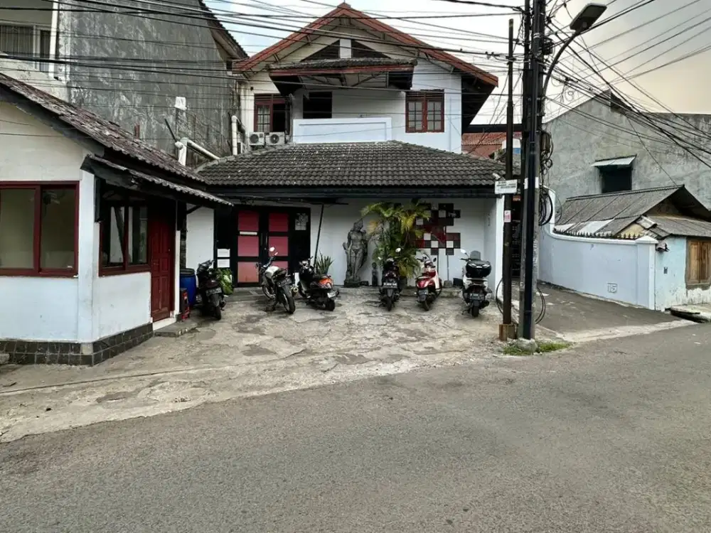 DILELANG Rumah Murah siap huni 3 lantai SHM bagus di Jalan Panglima Polim, Jaksel