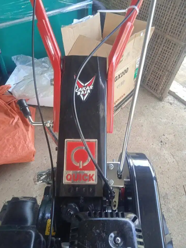 Traktor Quick cakar baja