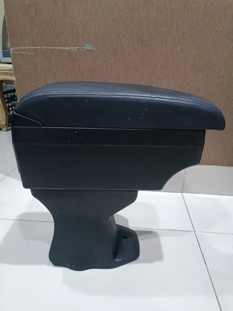Arm rest konsul box tengah Ayla Brio