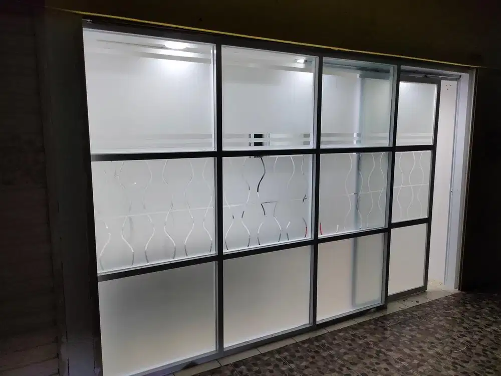 Pemasangan partisi kaca,Alumunium