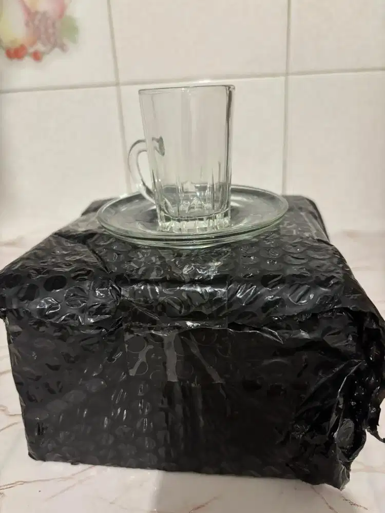 Cangkir teh enam potong dengan tatakan gelas