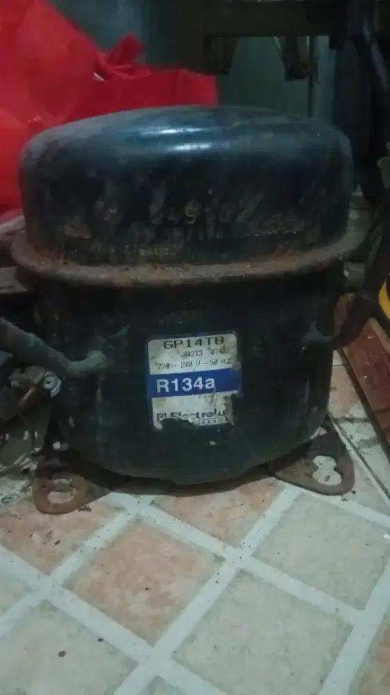 MESIN COMPRESSOR KULKAS MERK ELECTROLUX GP14TB 3/8 PK R134