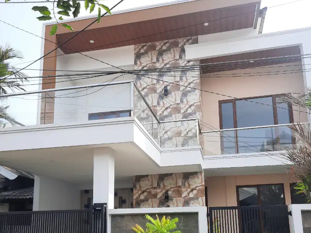 Rumah di Bintaro Jaya Sektor 5 Halaman Luas Baru Renovasi