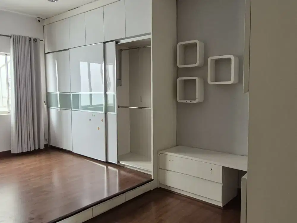 Disewakan rumah BGM PIK luas 8x24 2,5lt Semi furnish Interior BAGUS