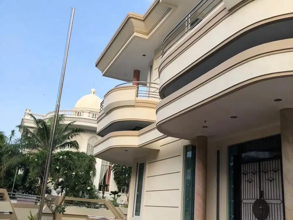 Jual / sewa rumah pik luas 820m hoek SHM bagus