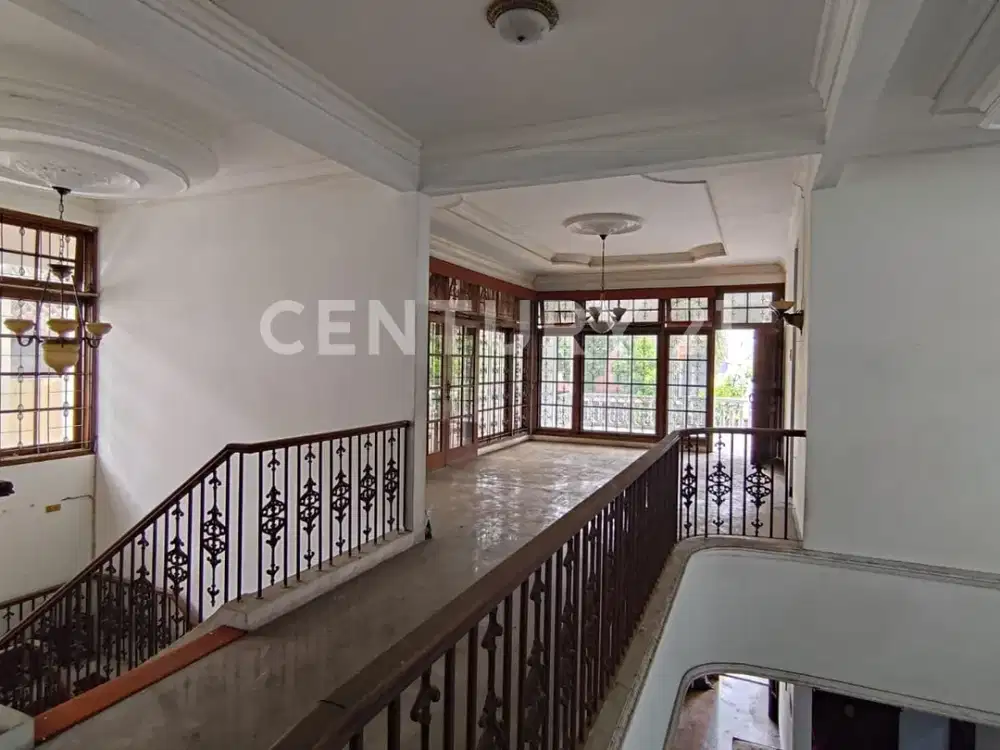 Rumah Besar 2 Lantai Dan Luas,Pinggir Jalan Di Rawamangun S8062