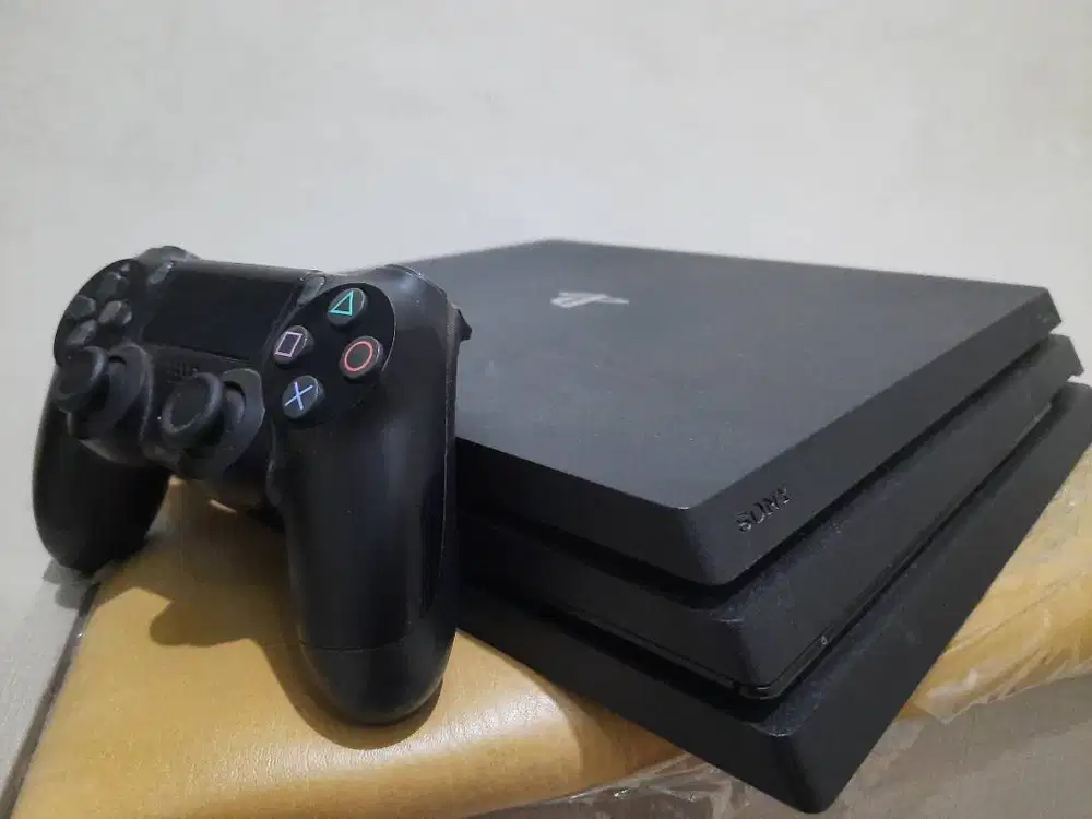 Playstation 4 PS4 Pro 1TB