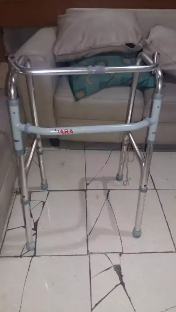 Alat bantu jalan walker