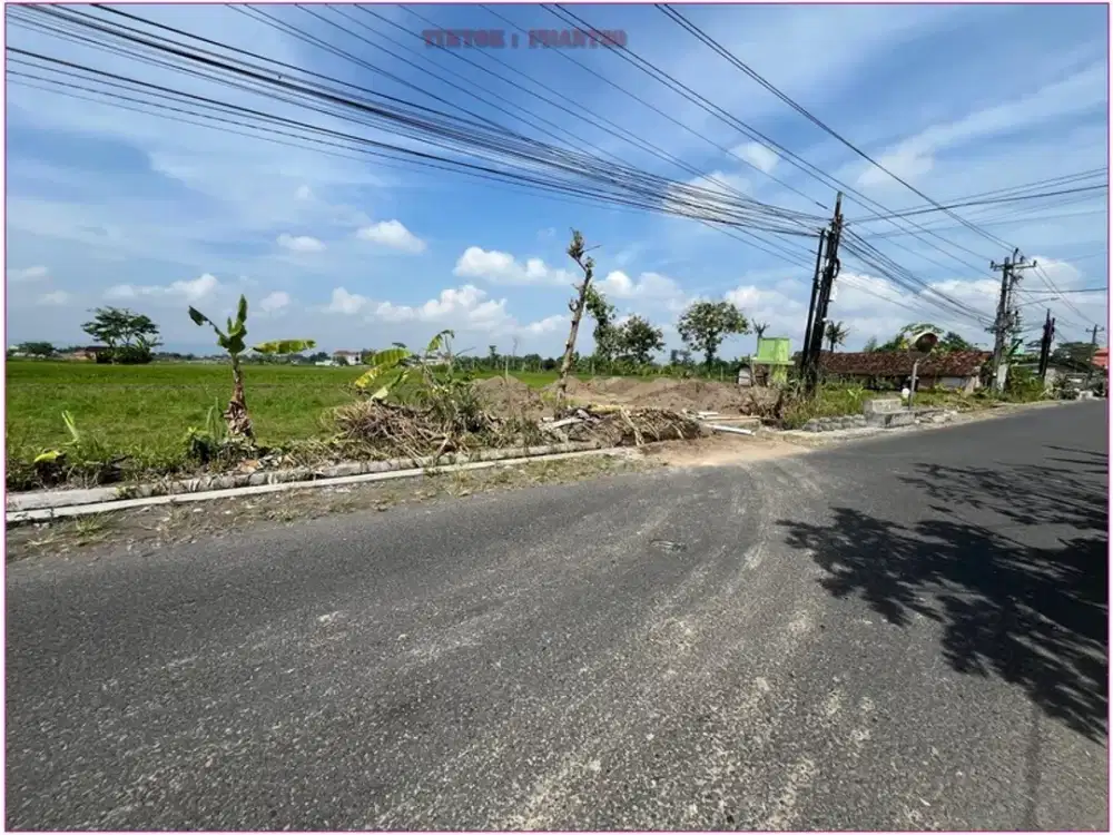 jUAL RUGI TANAH TEPI ASPAL DI UTARA UNRIYO TAJEM