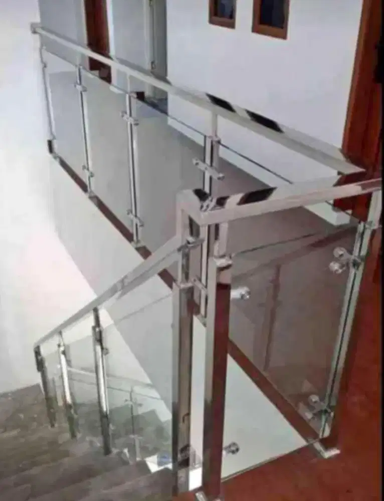 Reling tangga stanlis kaca