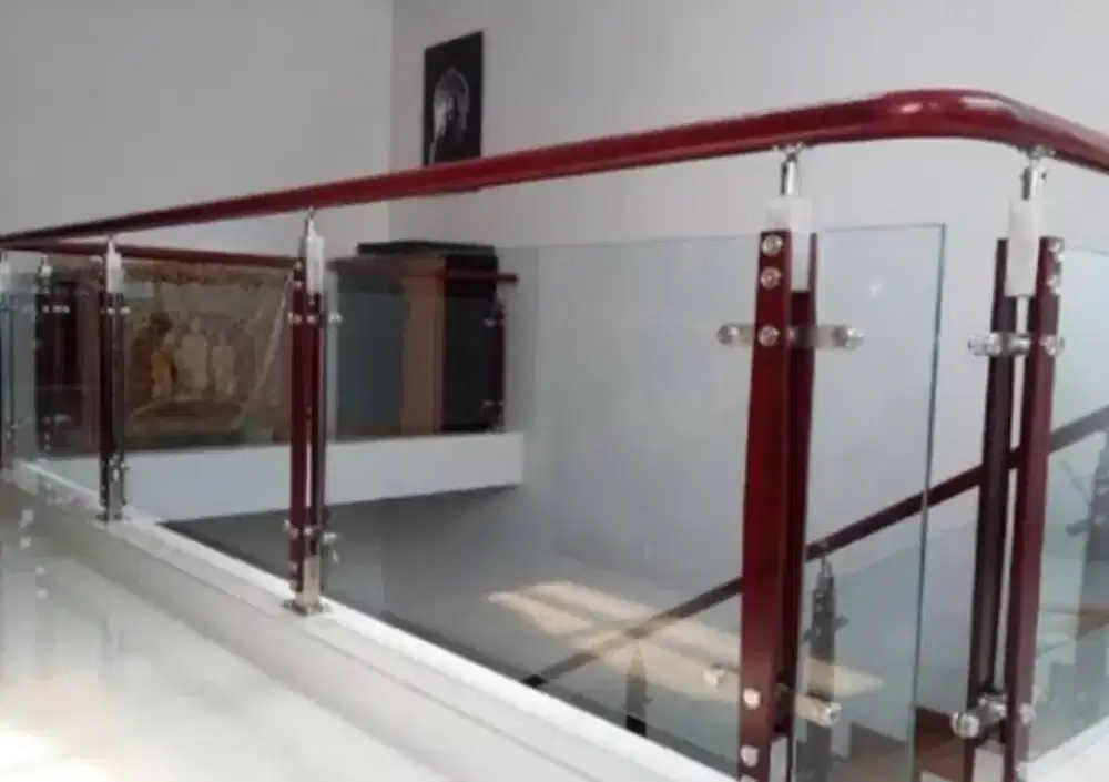 Reling tangga stanlis kaca