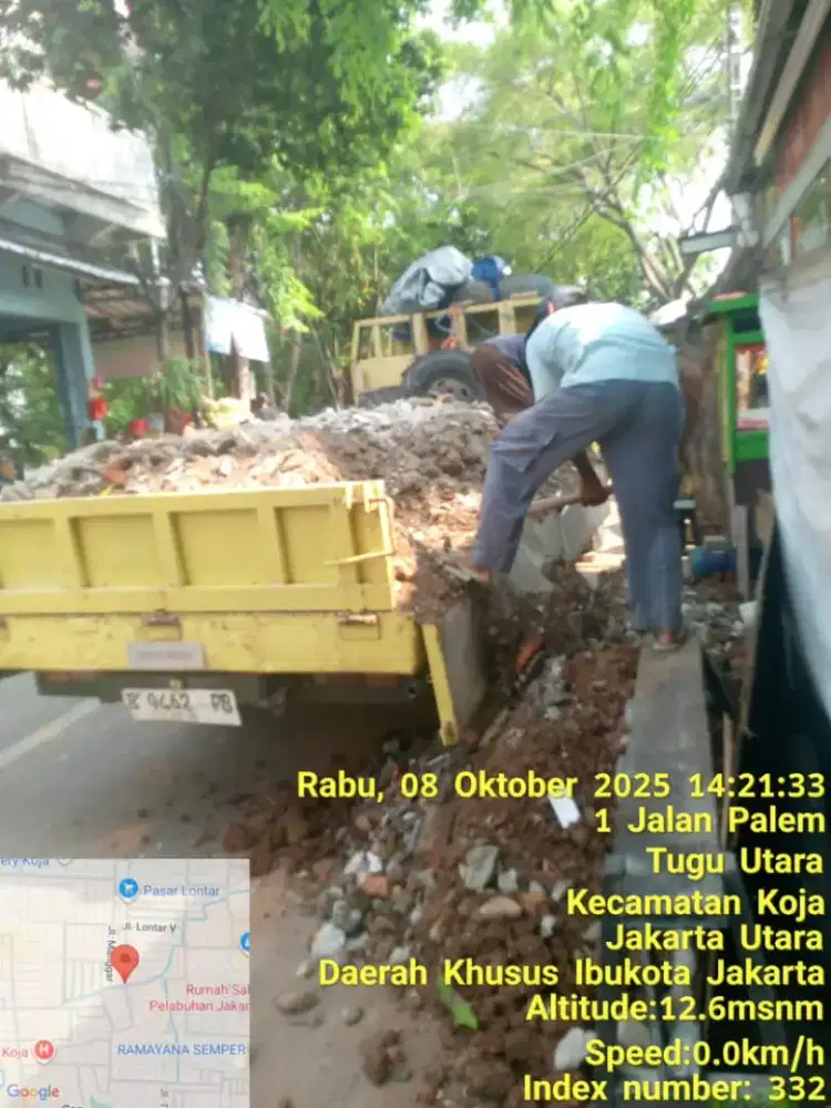Urugan material puing dan tanah merah