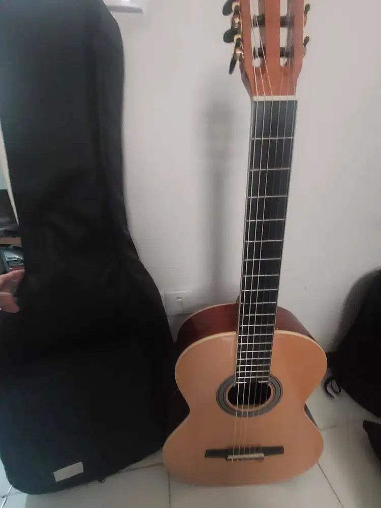 jual gitar cuman dipakai 1 kali