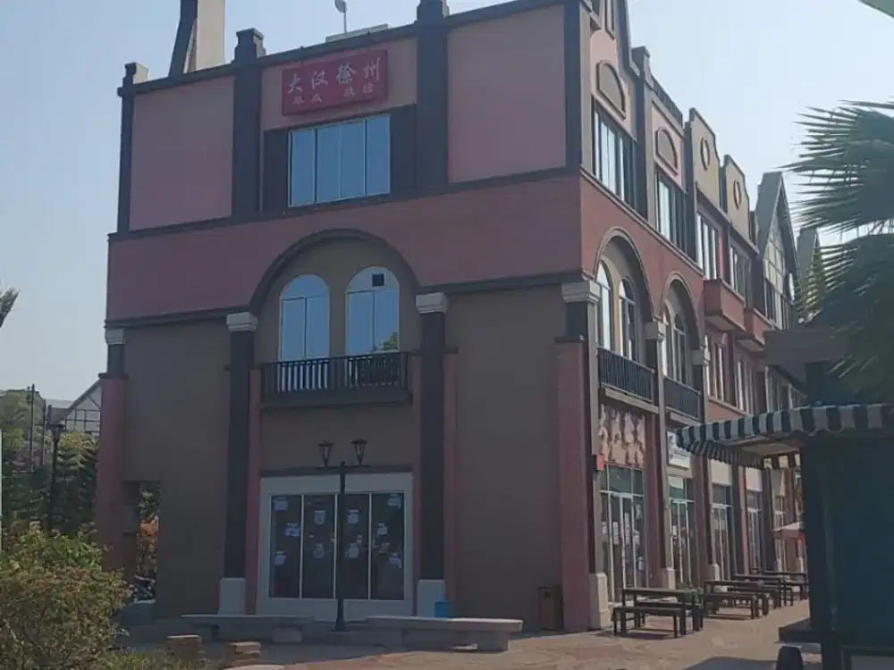 Disewakan Ruko pik2 3 lantai hoek ada lift makanan listrik 33ribu cocok buat resto