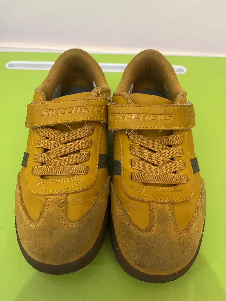 Preloved Skechers Kids size 32/13