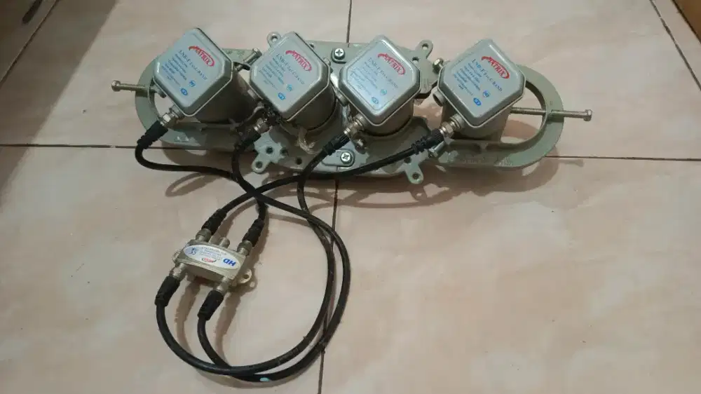 LNB C Band Matrix 4 satelit sepaket bracket dan switch 4x1 nya