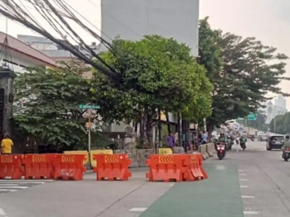 RUMAH  SETRATEGIS DI PINGGIR JALAN RAYA ABDULLAH SYAFE'I TEBET