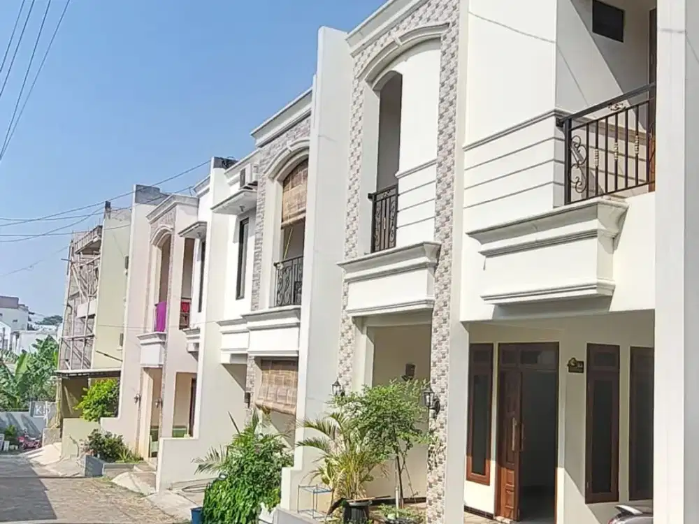 Disewakan atau Dijual Rumah 2 Lantai Di Warungsila Jakarta Selatan