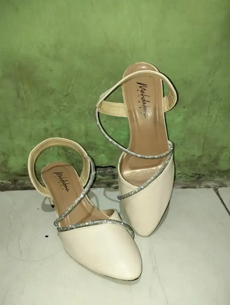 heels cream cantik untuk kondangan dan acara formal lain