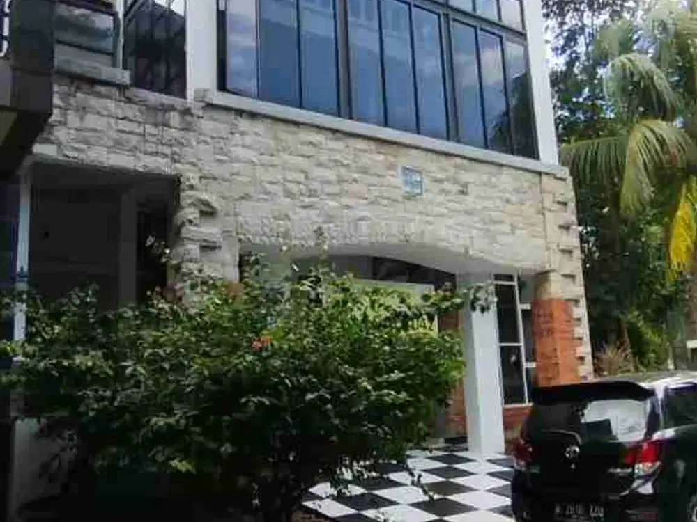 Dijual rumah mewah semi furnished di cluster emerald garden Bintaro