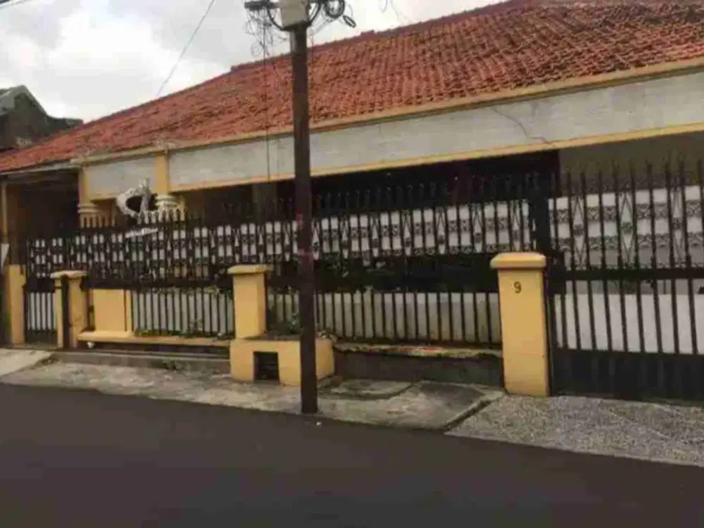 Rumah pinggir jalan lokasi strategis
cocok tuk usaha di rawamangun