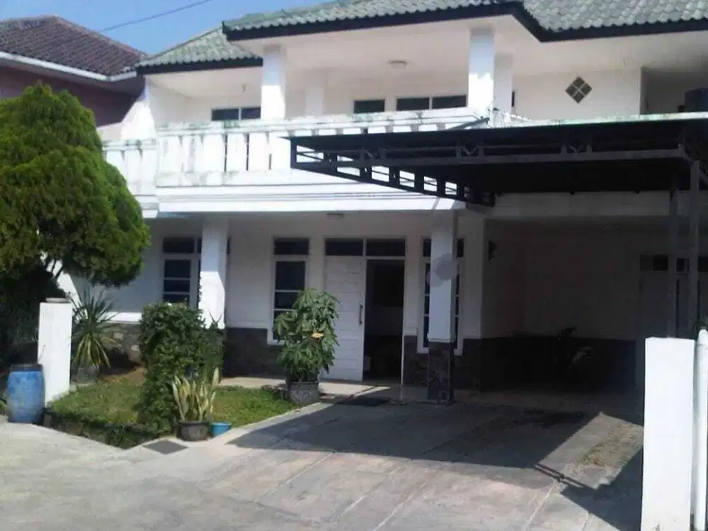 Rumah Istana Kawaluyaan dijual cepat 2 lantai terawat