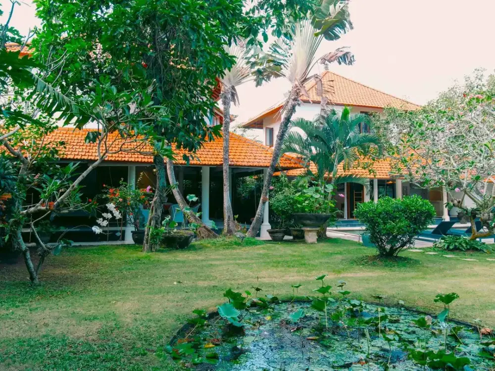 Villa 4 Kamar Tidur dengan Taman Tropis yang Rimbun di Pererenan