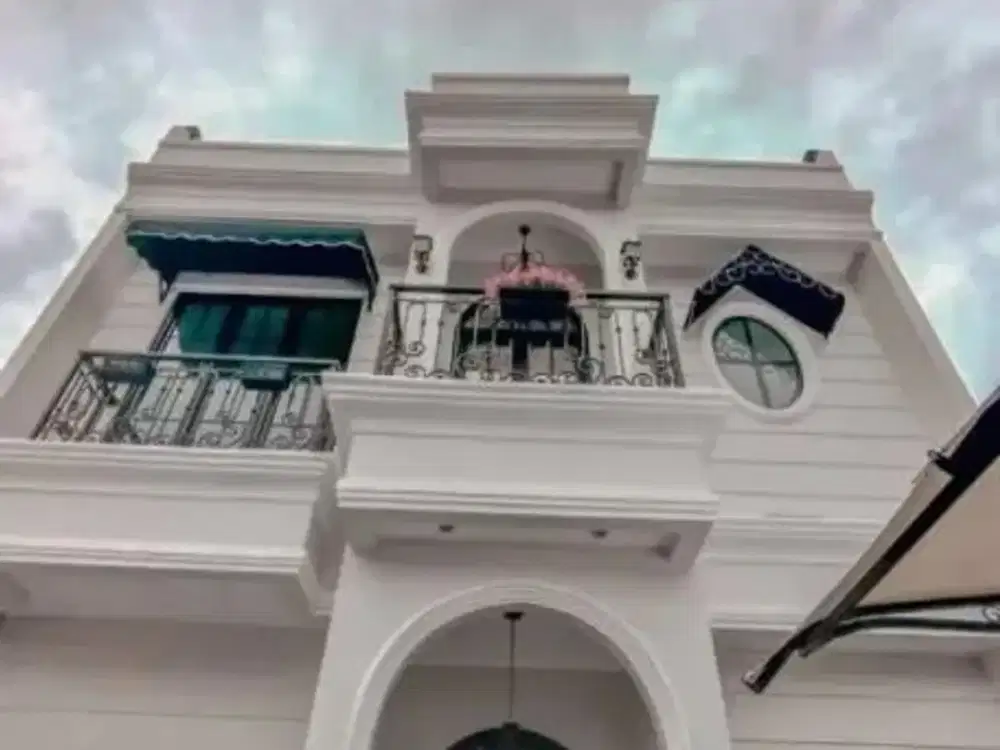 Rumah Mewah Full Furnished dengan 5 Kamar Tidur di Condet, JakTim