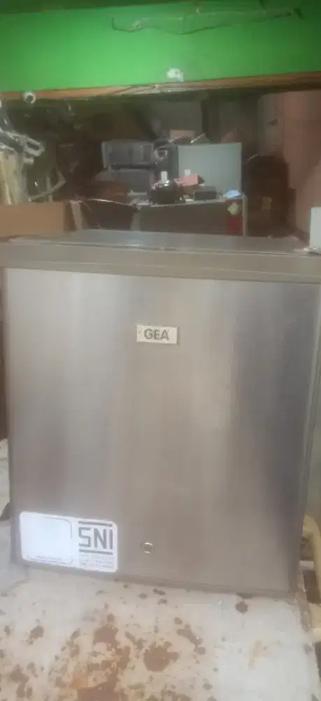 Di jual kulkas portable merk GEA
