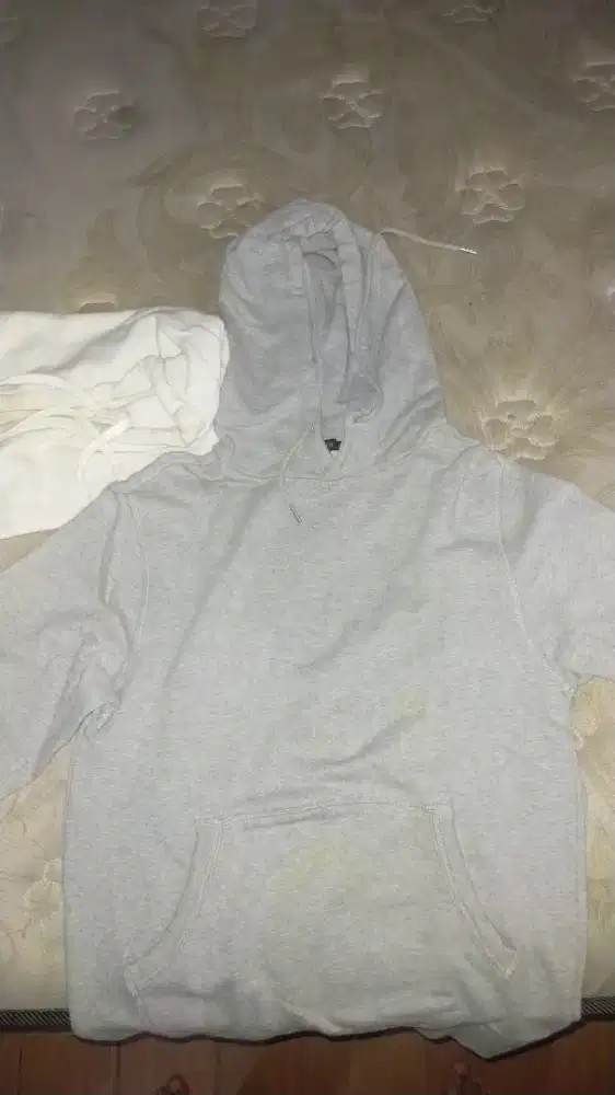 Hoodie putih dan abu