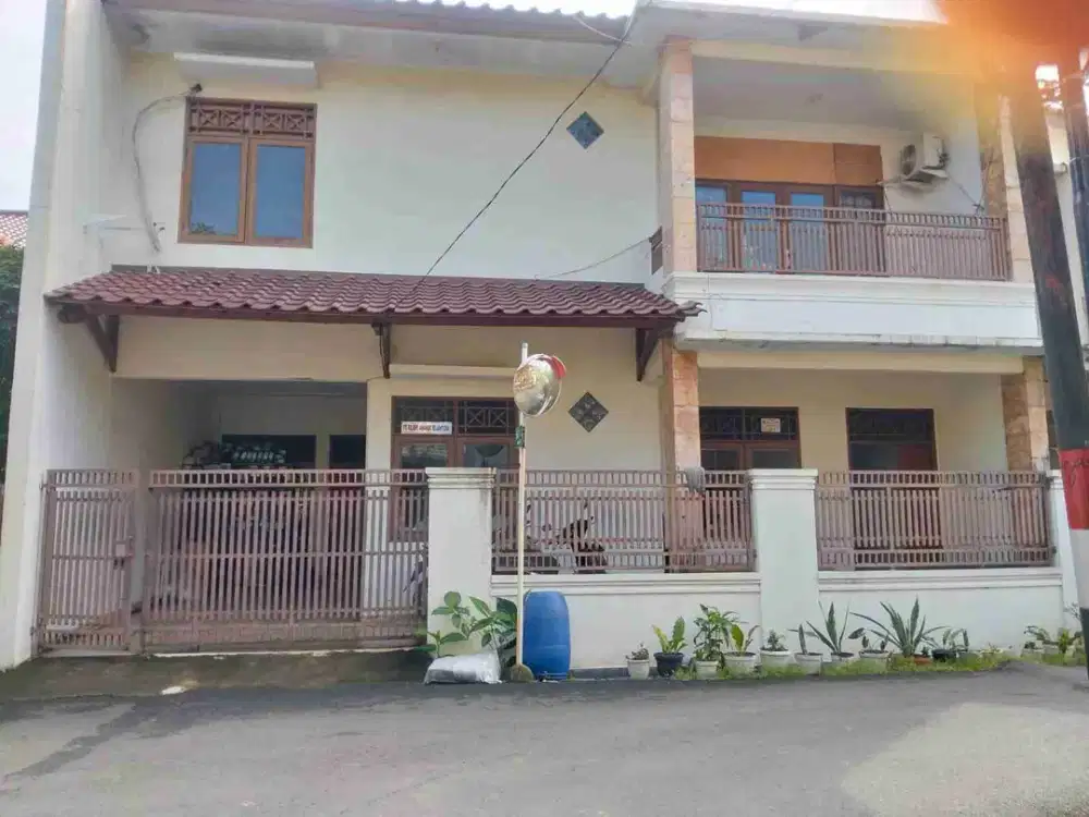 DI JUAL RUMAH BESAR DLM KOMPLEK AKSES JLN MOBIL LEBAR DI CONDET JAKTIM