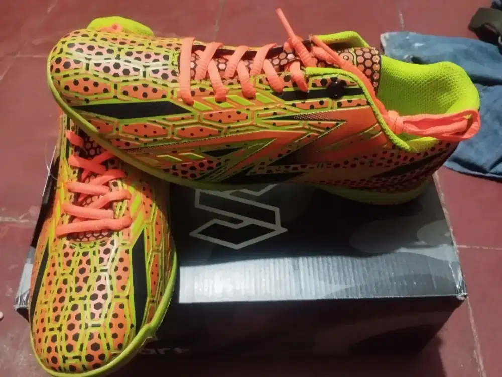 Sepatu futsal size 42