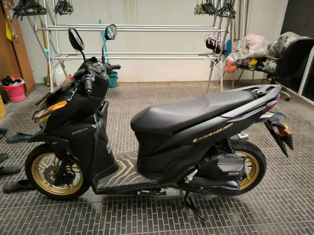 Vario 150 CBS hitam