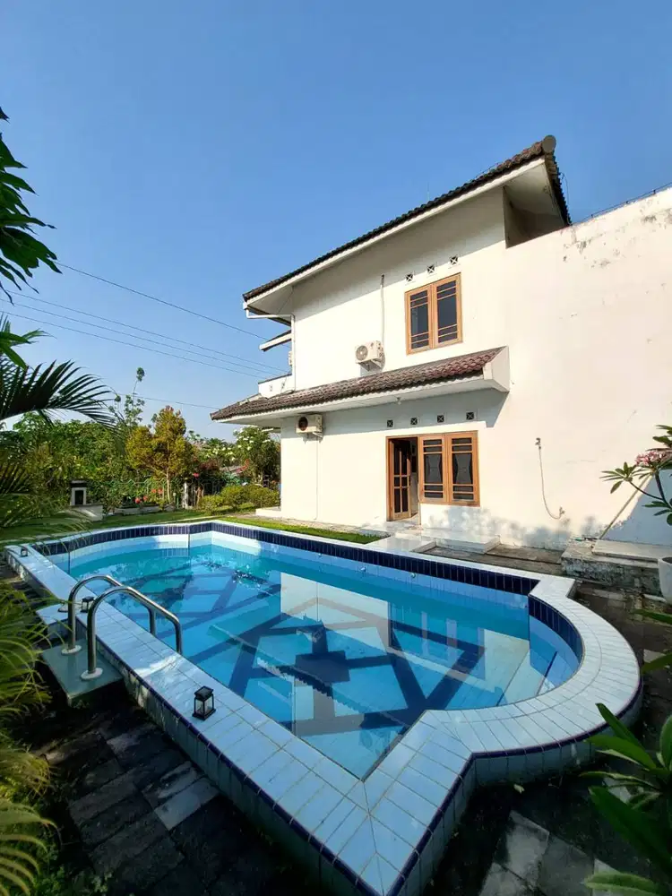 Rumah Halaman Luas dengan Kolam Renang di Sedayu