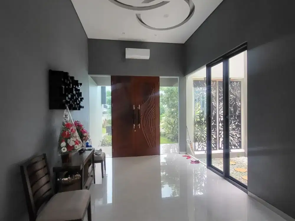 DI JUAL RUMAH SECOND TERAWAT SPLIT LEVEL CITRALAND SURABAYA