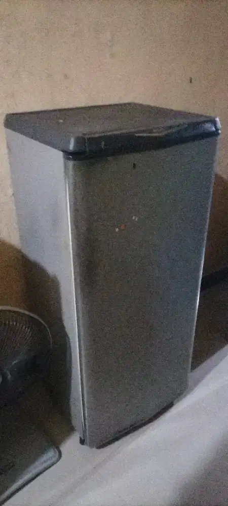 Kulkas bekas merk Aqua kondisi mati