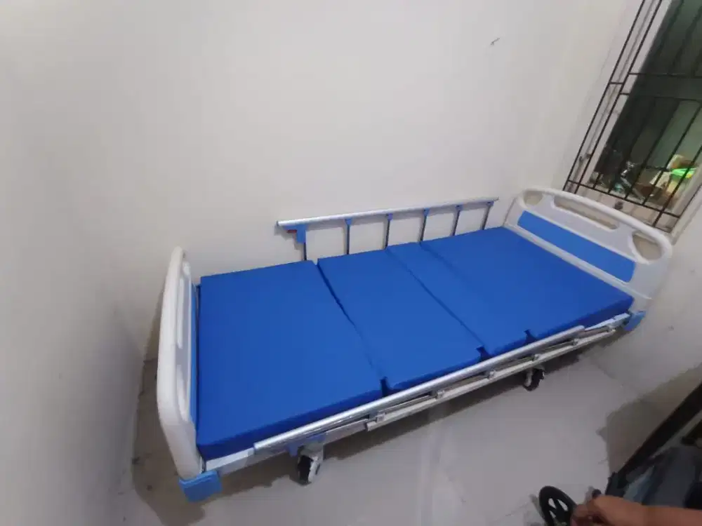 Tempat tidur RS 3 engkol