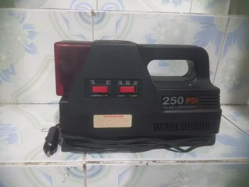 Pompa atau kompressor ban elektrik