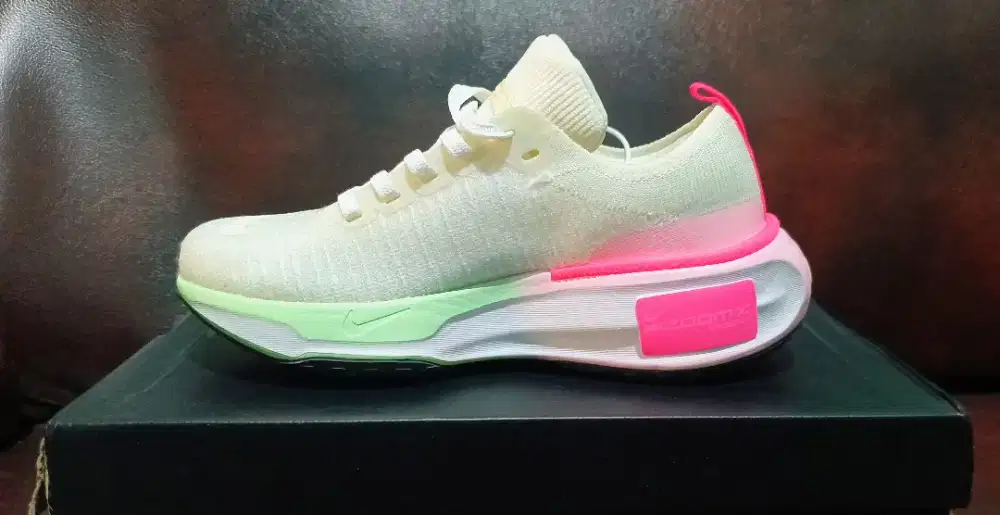 Nike invincible cream pink
