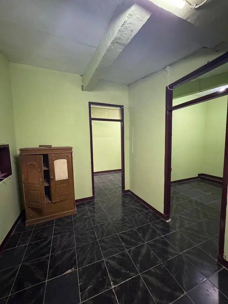 Di Kontrakan Rumah tinggal 3 Lantai dekat pasar caringin