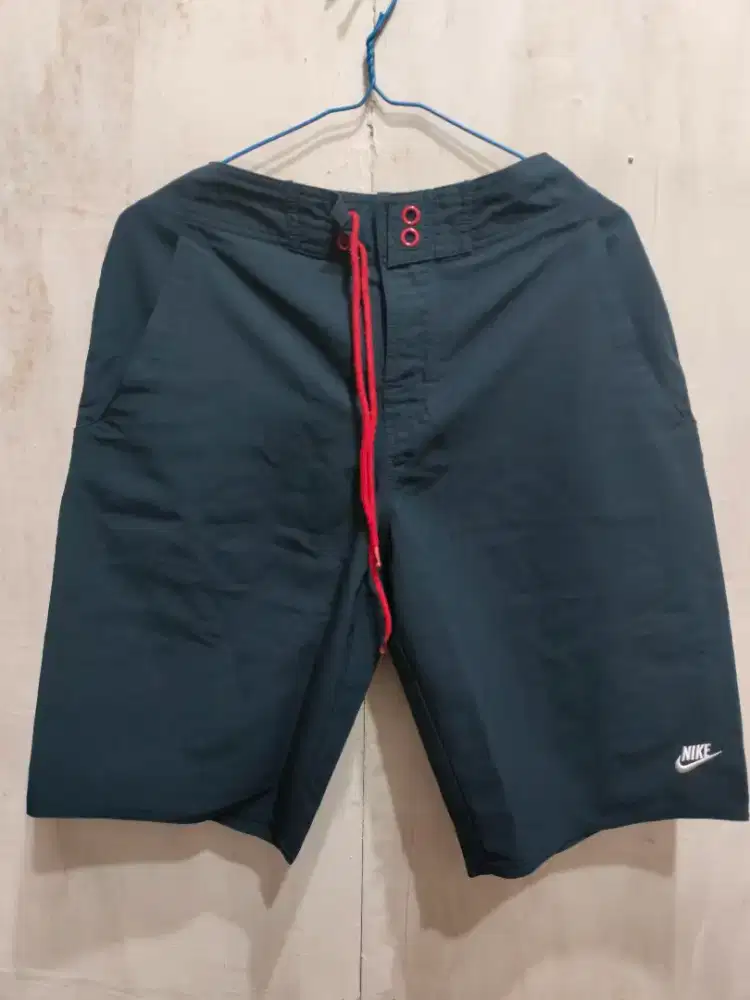 Celana pendek Nike size 32