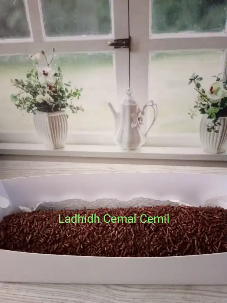 Bolu meisis jadul berlapis selai stroberi