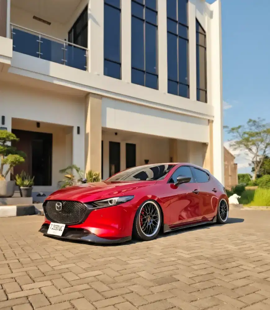 Mazda 3 hatchback Merah