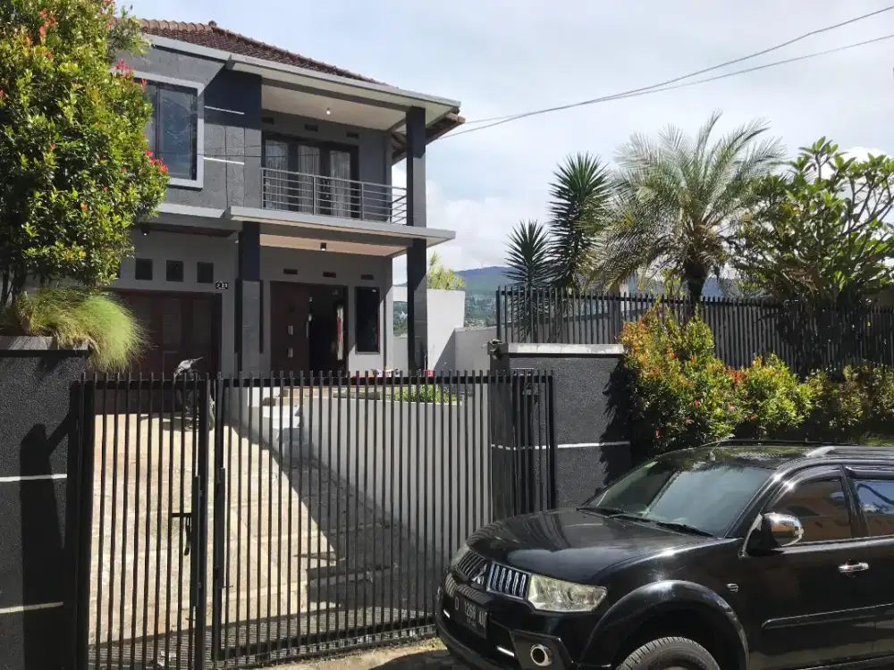 Di jual Villa 2 lantai lembang SHM