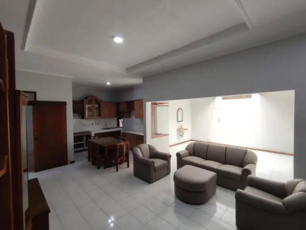 JARANG ADA*DISEWAKAN RUMAH TERAWAT SEMI FURNISH DI KOMPLEK ELITE BATUNUNGGAL INDAH HARGA TERBAIK DI KELASNYA
