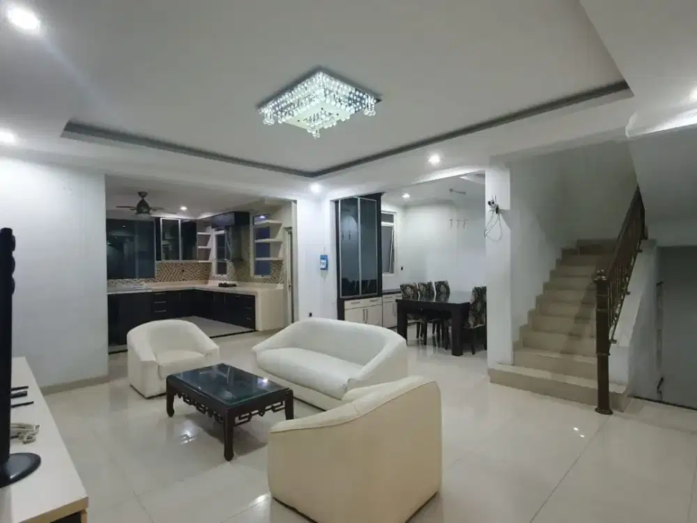 Disewakan Rumah PIK 200m 4+1KT Full furnish TERMURAH